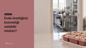 Ev mutfağında kalıpta soğuyan el yapımı sabunlar, arkada kapıdan görünen temiz üretim tezgâhı