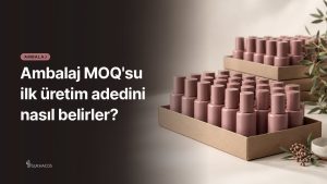 Karton tepside sıralı boş kozmetik şişeleri