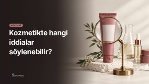 Büyüteç altında incelenen boş etiketli kozmetik tüpü