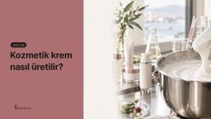 Paslanmaz çelik karıştırma kazanında karıştırılan beyaz krem