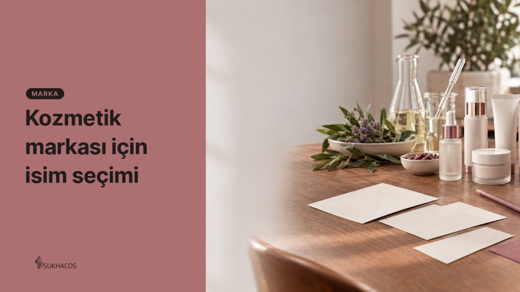 Boş kartlar, mühür ve markasını bekleyen etiketsiz kozmetik şişeleri