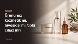 Yan yana duran etiketsiz krem kavanozu, jel pompalı şişe ve damlalıklı küçük şişe